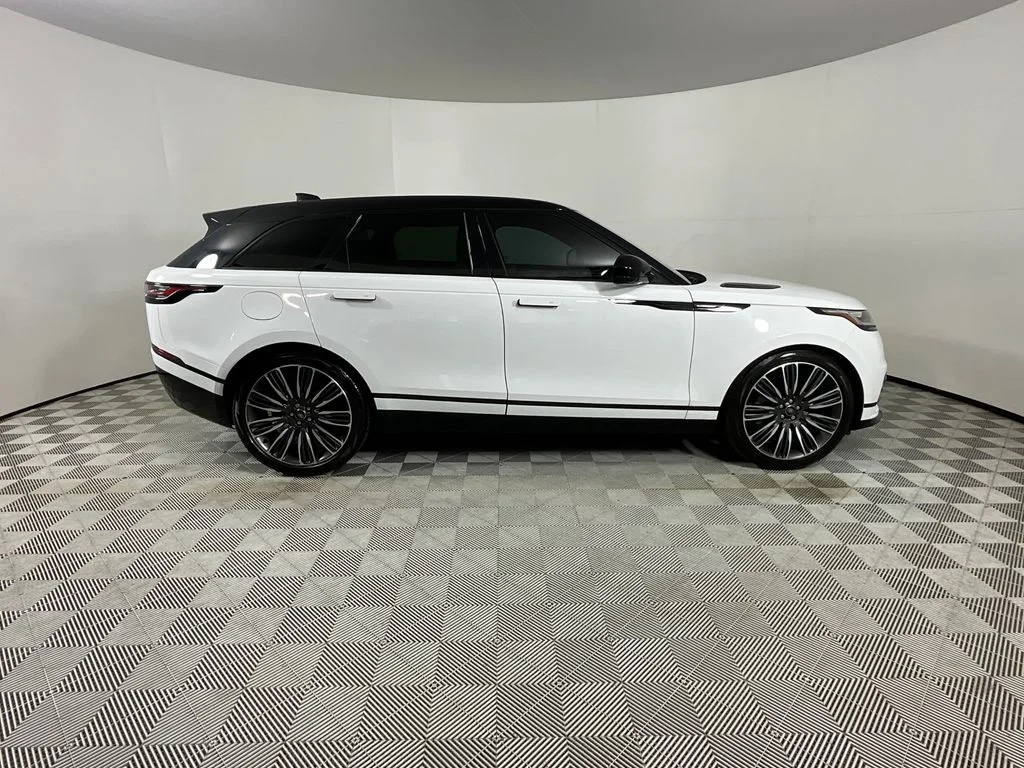 Used 2023 White Land Rover R-Dynamic S MHEV image 5