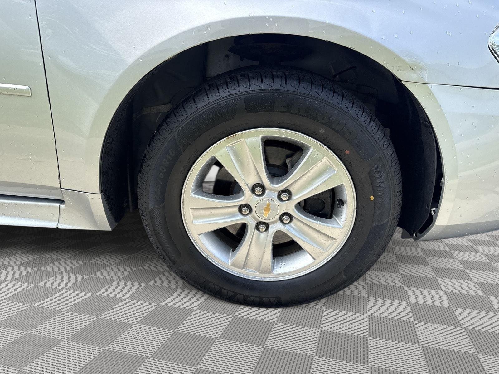 Used 2014 Silver Ice Metallic Chevrolet LS image 15