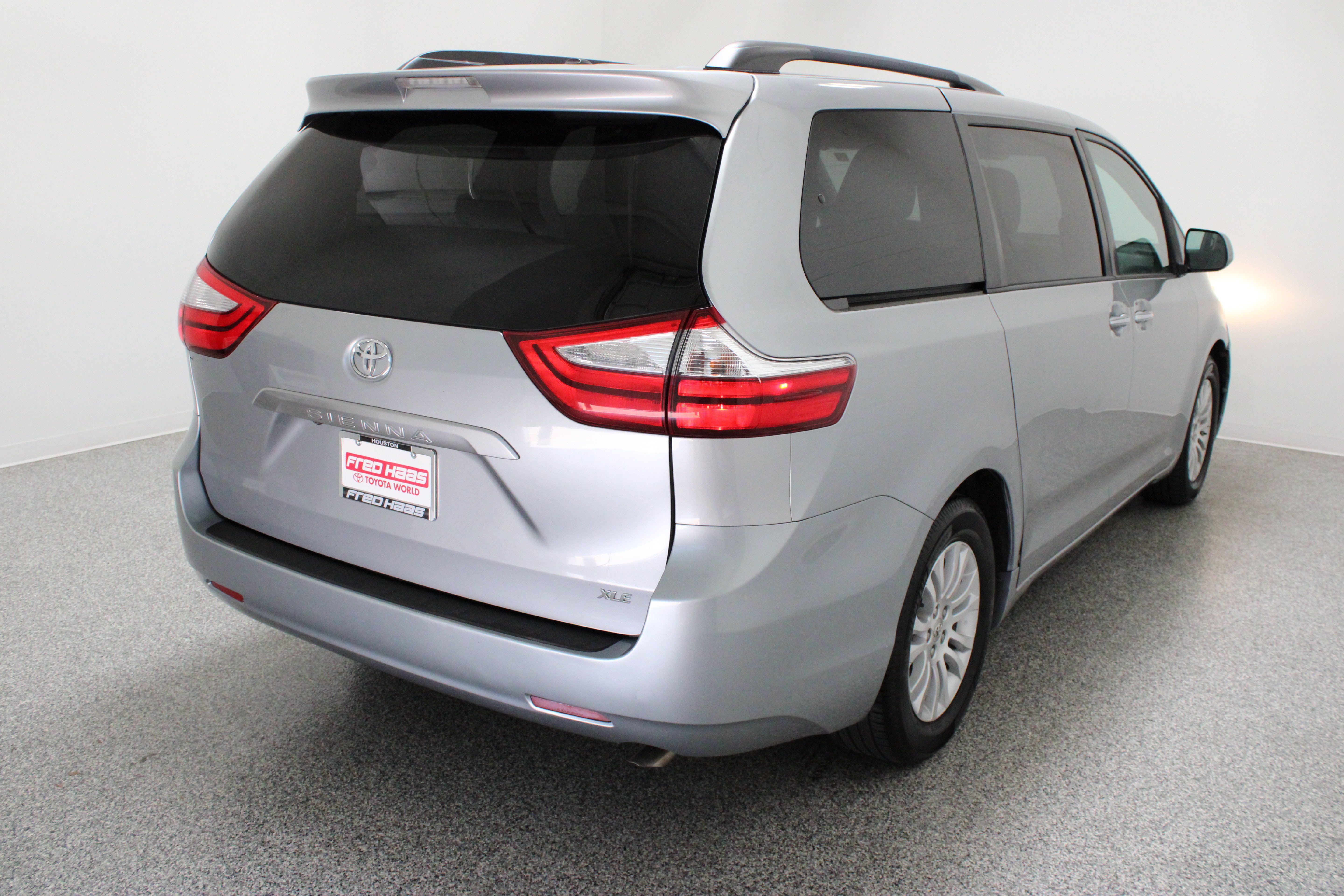 Used 2015 Silver Sky Metallic Toyota XLE Premium 3.5L image 7