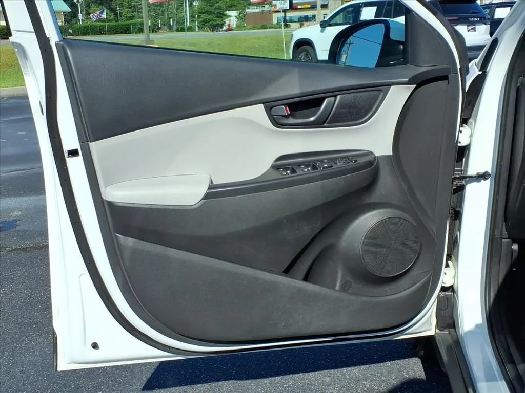 Used 2023 White Hyundai SEL image 5