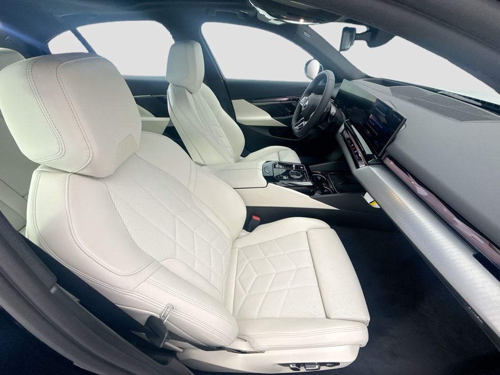 Used 2027 Black Sapphire Metallic BMW 530i image 20