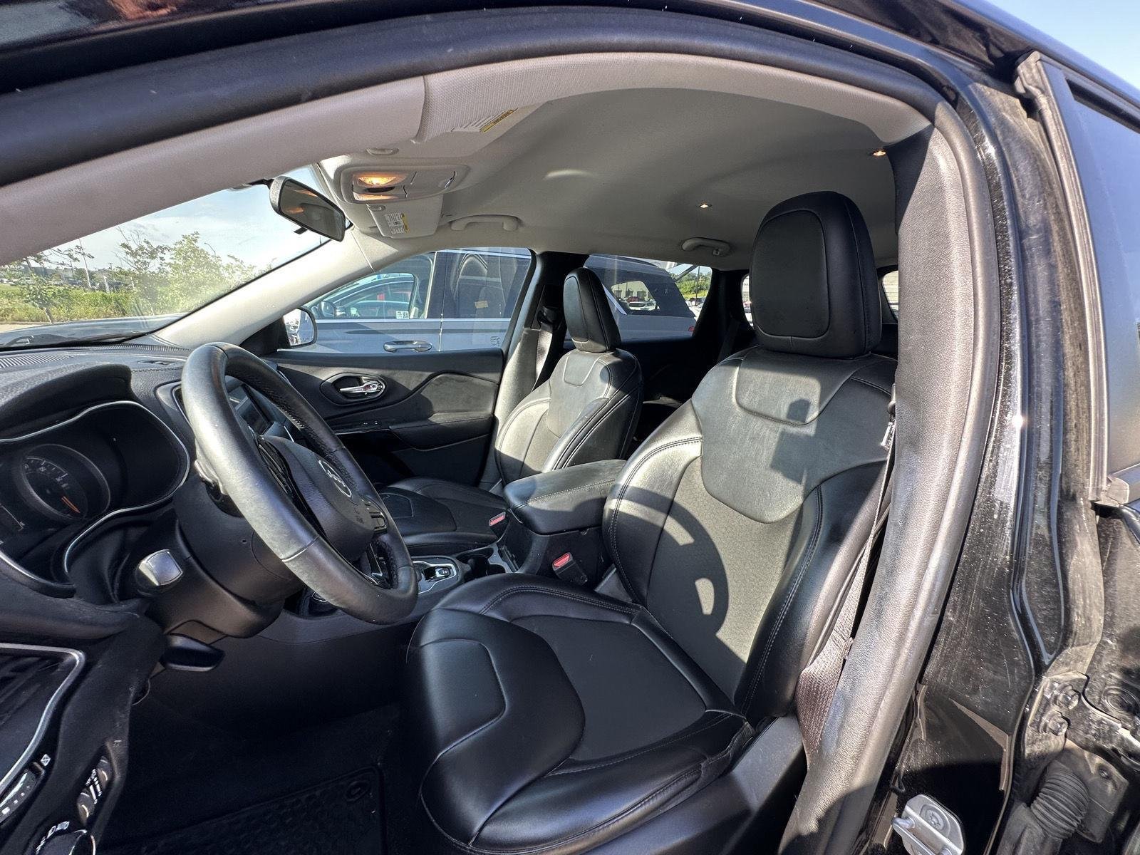 Used 2019 Diamond Black Crystal Pearlcoat Jeep Altitude image 8