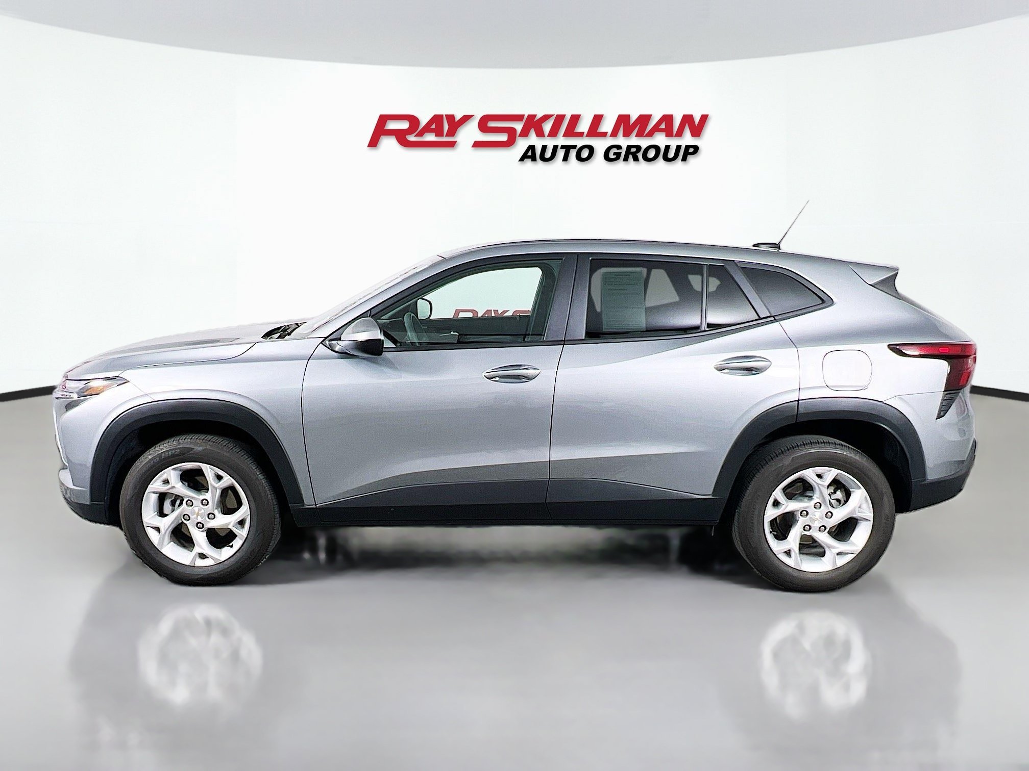 Used 2025 Sterling Gray Metallic Chevrolet 1RS image 4
