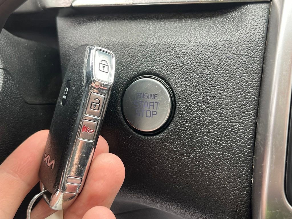 Used 2022 White Kia S image 46
