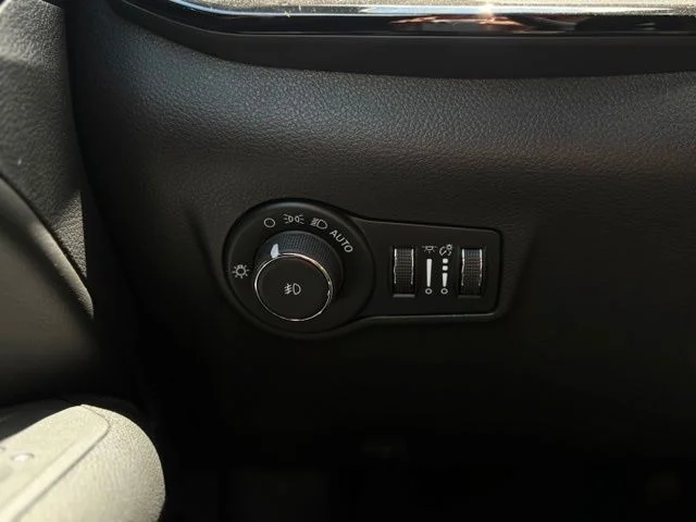 New 2026 Hydro Blue Pearl-Coat Exterior Paint Jeep Latitude image 27