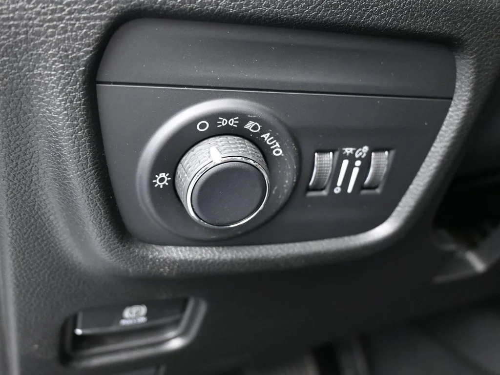 New 2026 Bright White Clear-Coat Exterior Paint Jeep Laredo image 12