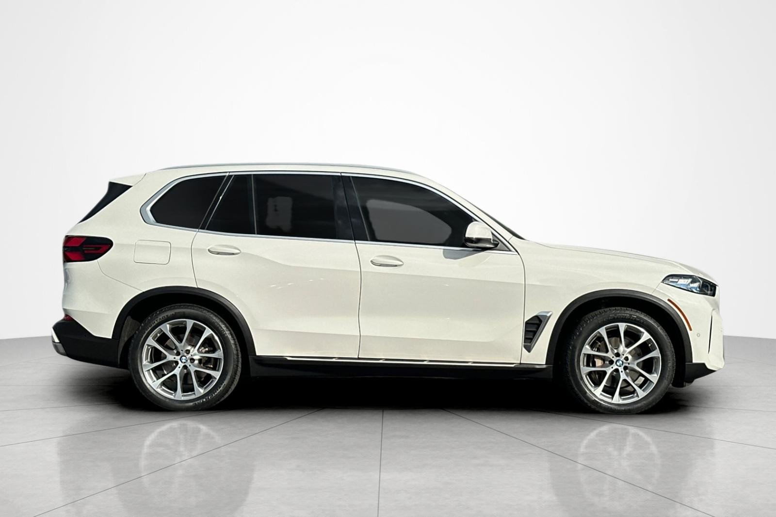 Certified Used 2024 Alpine White BMW xDrive40i image 6