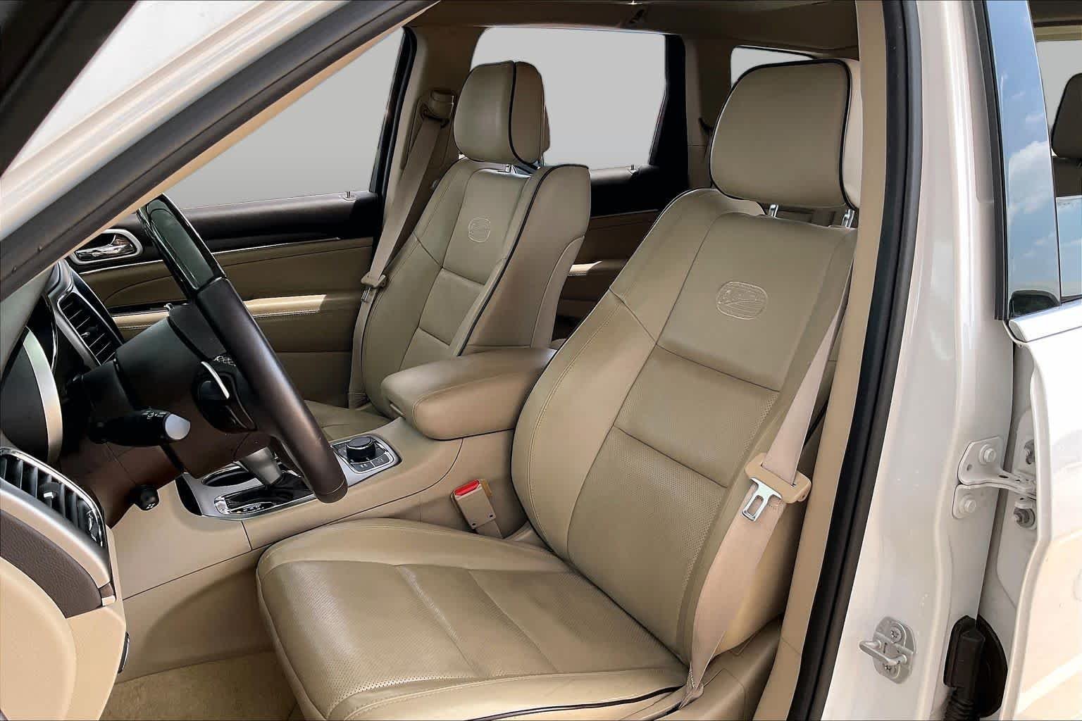 Used 2018 Ivory 3-Coat Jeep Overland image 7