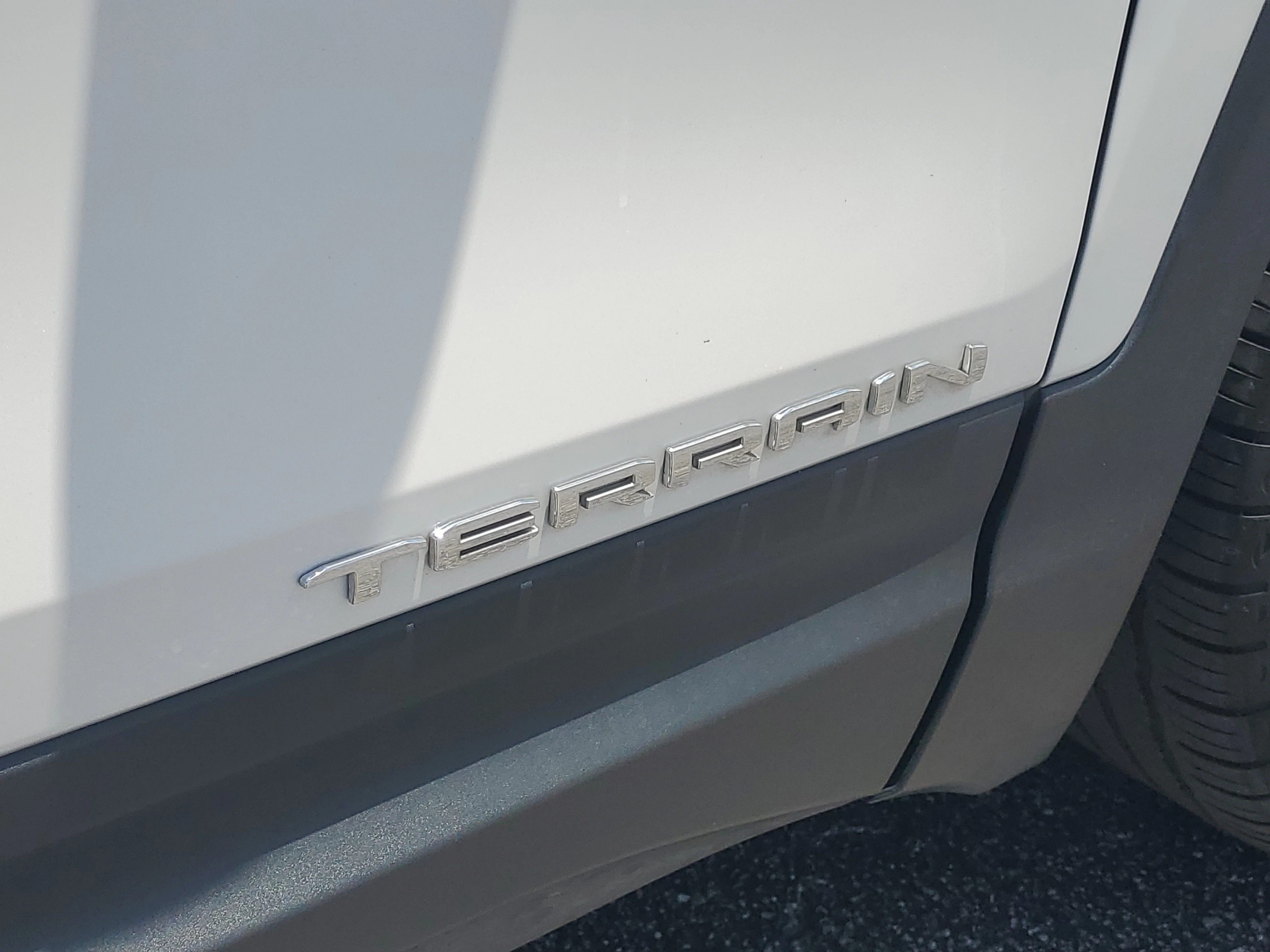 Used 2023 White Frost Tricoat GMC SLT image 8