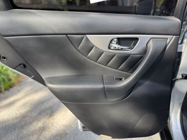 Used 2017 Liquid Platinum INFINITI Base image 11