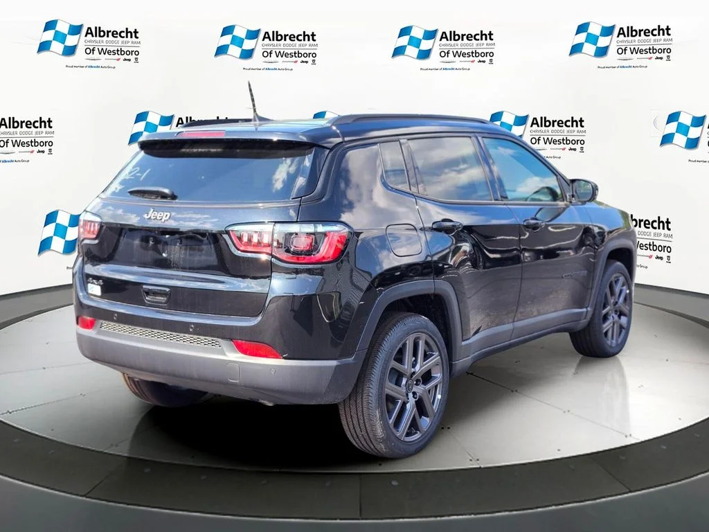 New 2026 Diamond Black Crystal Pearl-Coat Exterior Paint Jeep Limited image 5