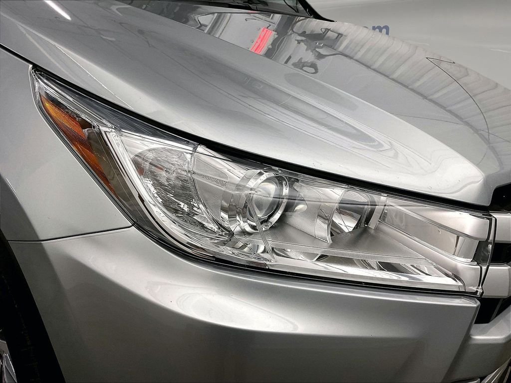 Used 2018 Silver Toyota XLE image 34