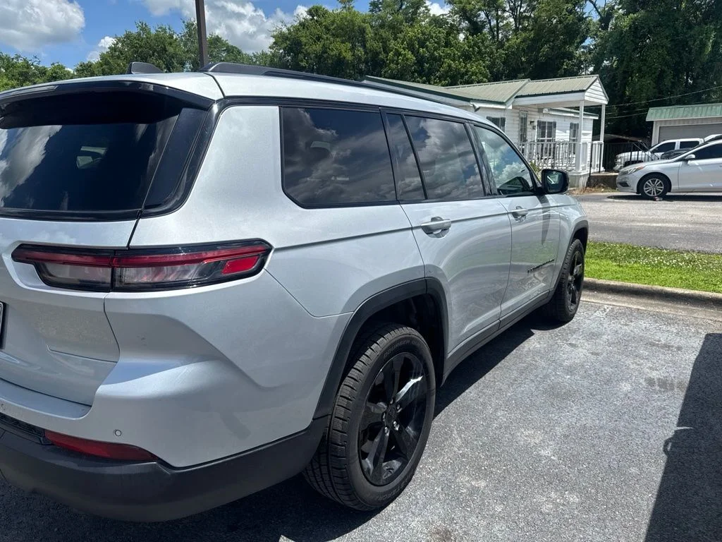 Used 2021 Silver Jeep Altitude image 3