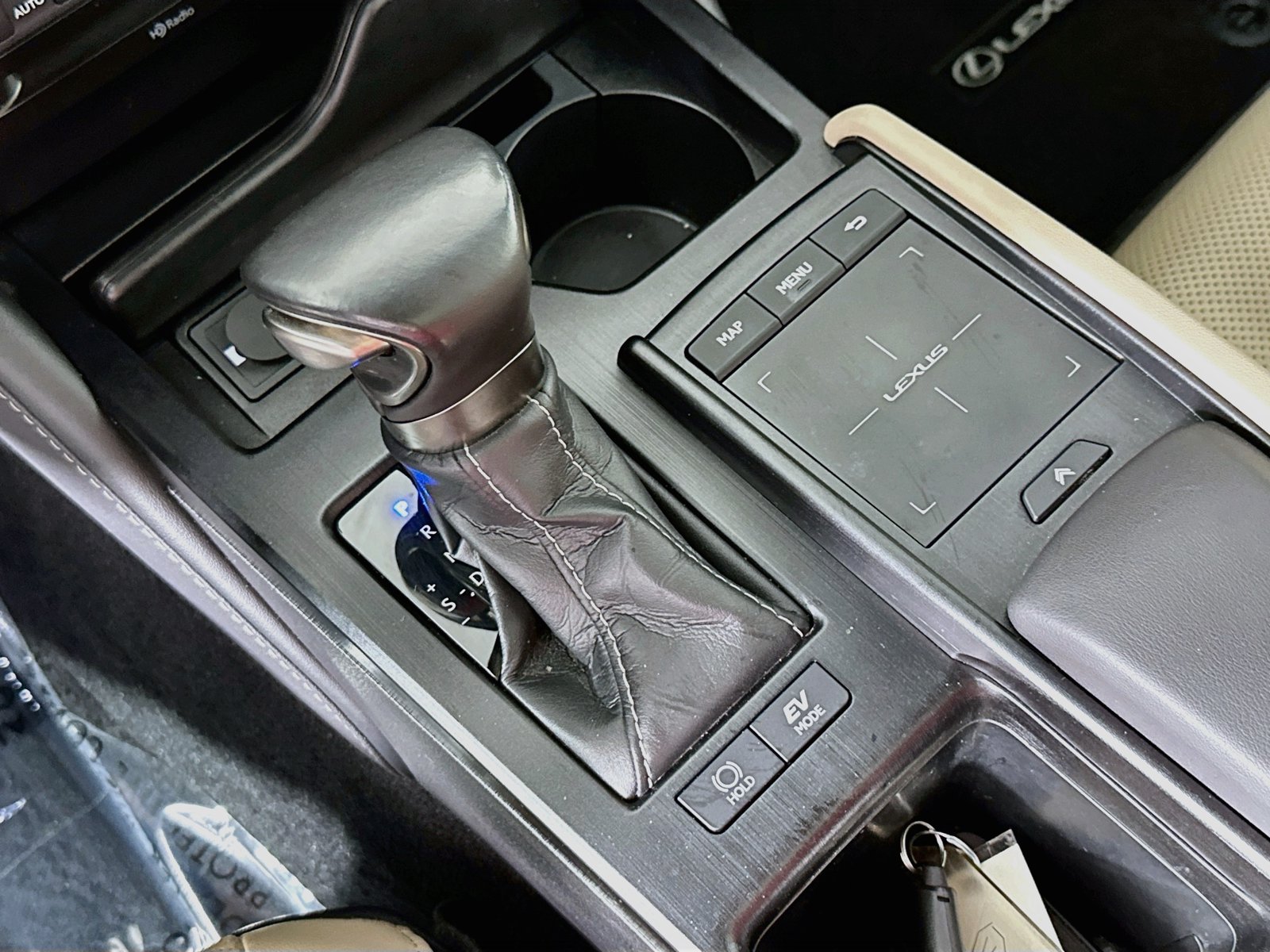 Used 2020 Sunlit Green Lexus 300h image 17
