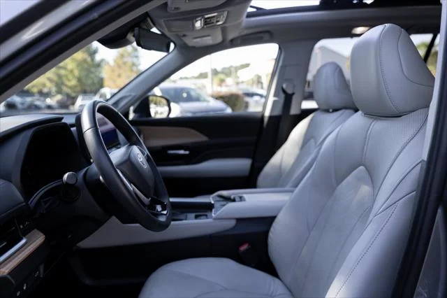 Certified Used 2025 PRECIOUS METAL Toyota  image 9