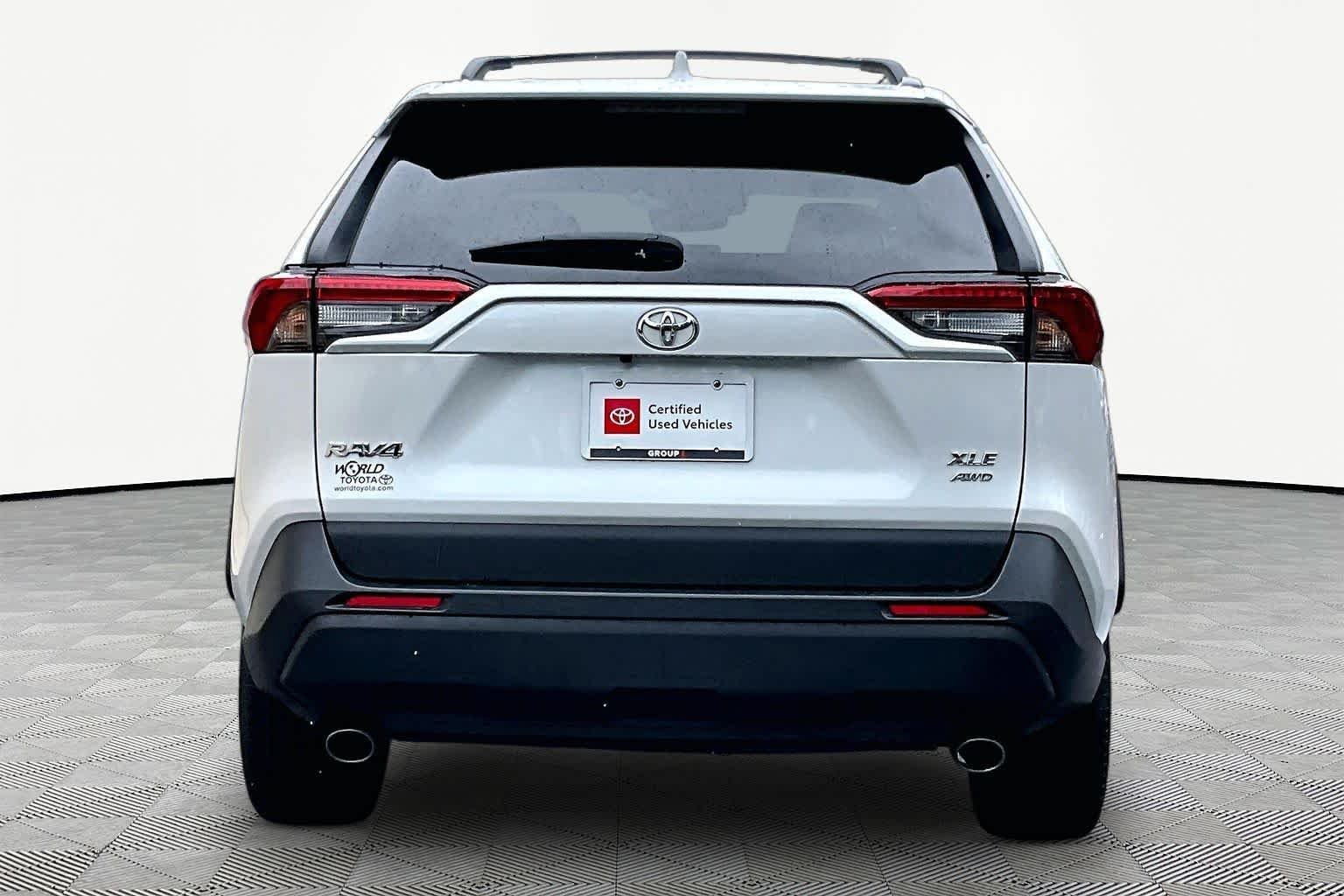 Used 2025 Wind Chill Pearl Toyota XLE Premium image 4