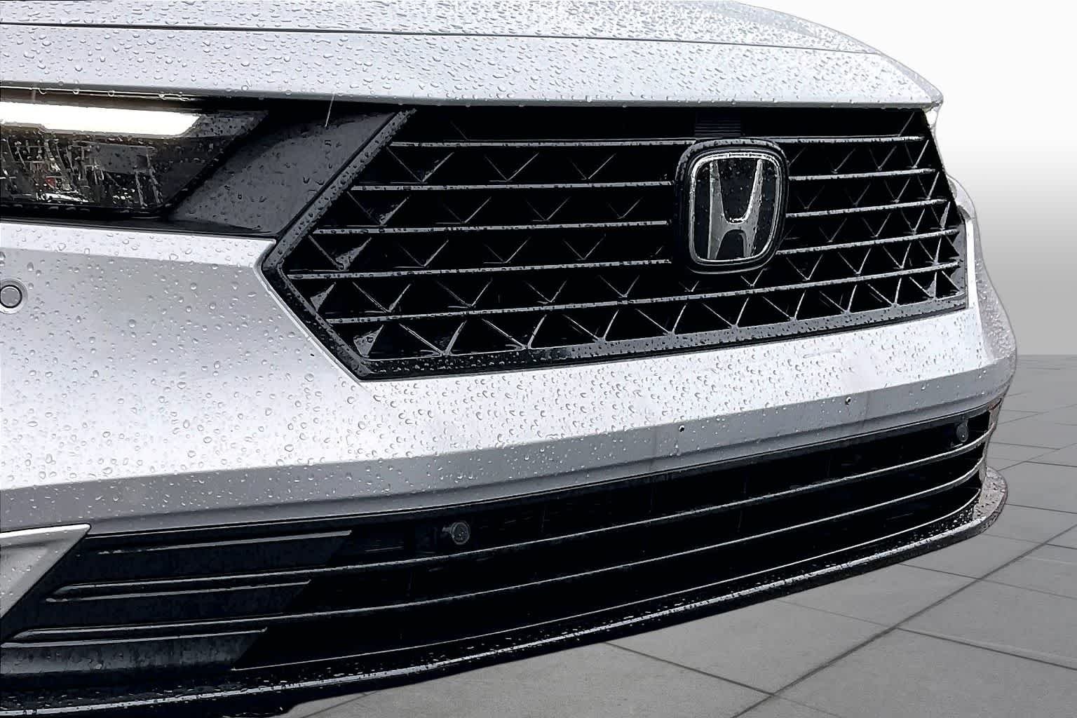 Used 2025 Solar Silver Metallic Honda Touring image 30