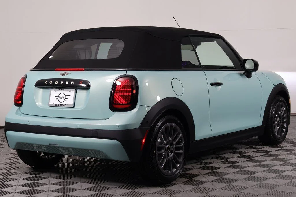 New 2026 Green Metallic MINI Signature Plus image 2