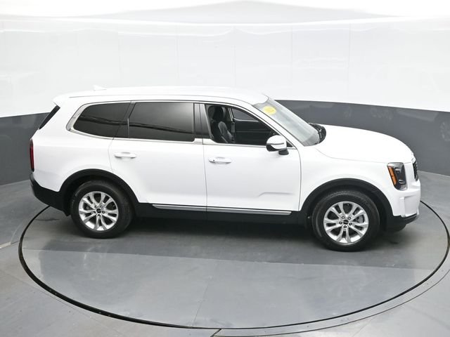 Used 2022 White Kia LX image 16