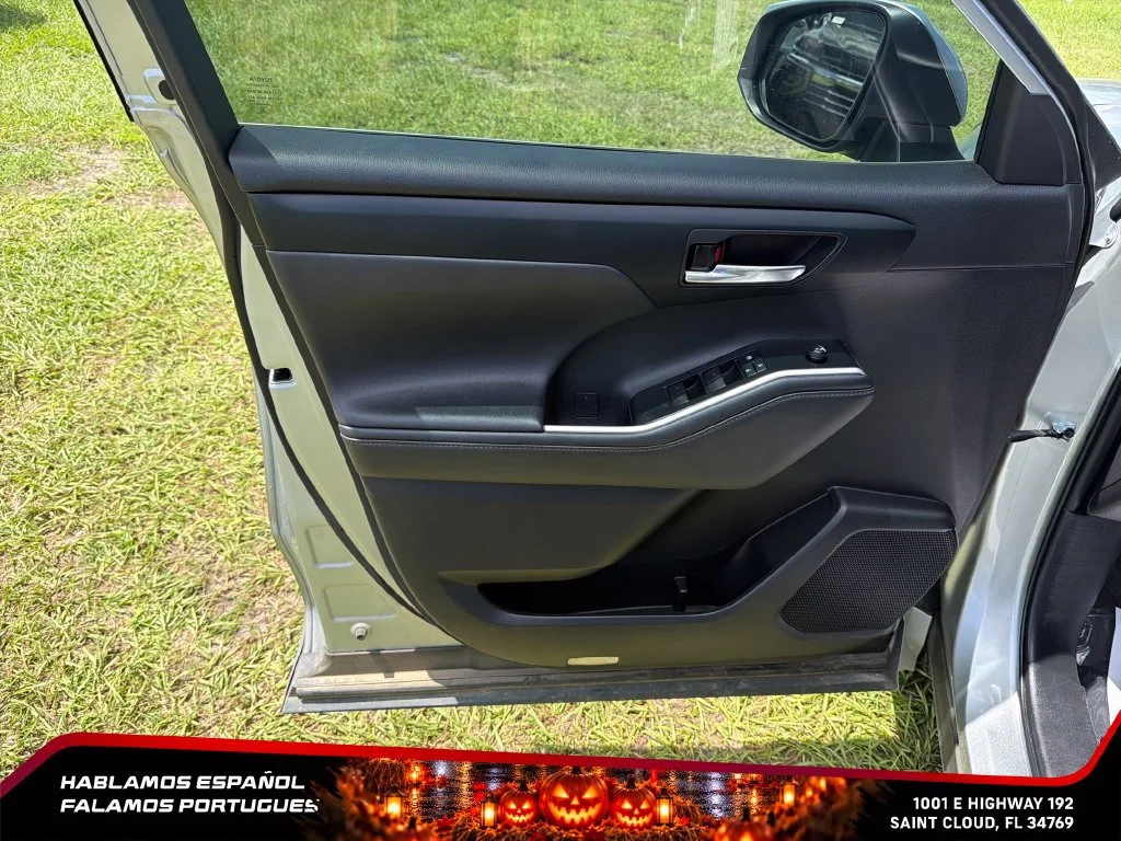 Used 2022 Silver Toyota XLE image 12