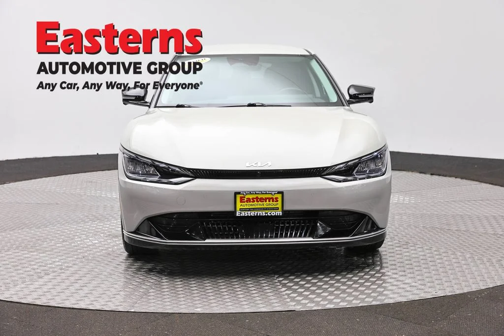 Used 2022 White Kia Wind image 2