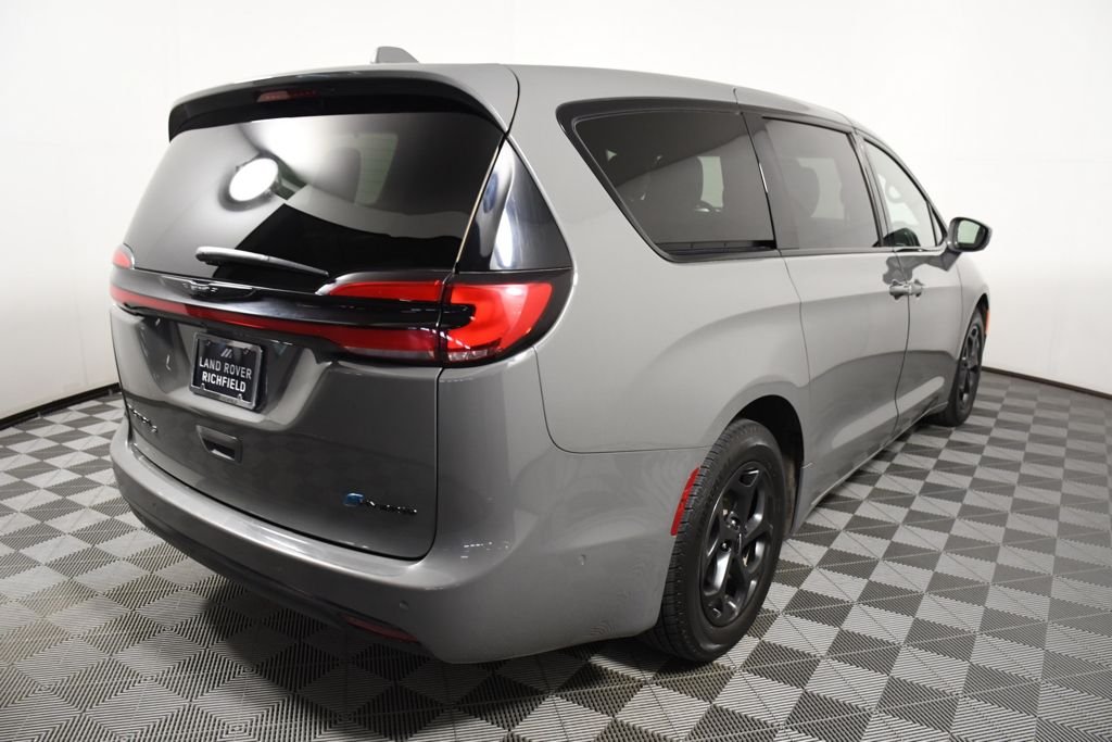 Used 2022 Ceramic Gray Clearcoat Chrysler Limited image 6