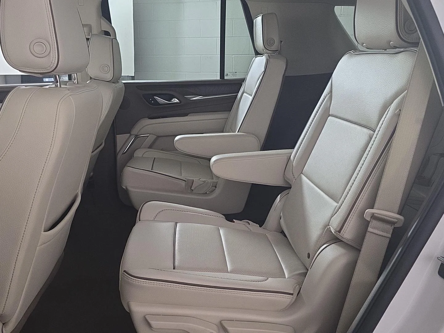 Used 2024 White Frost Tricoat GMC Denali image 32