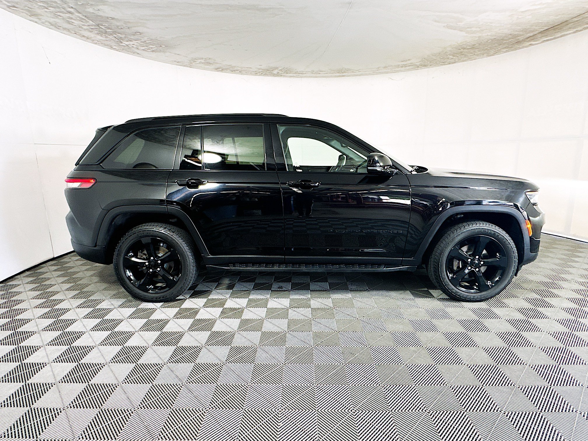 Used 2023 Diamond Black Crystal Pearlcoat Jeep Altitude image 2