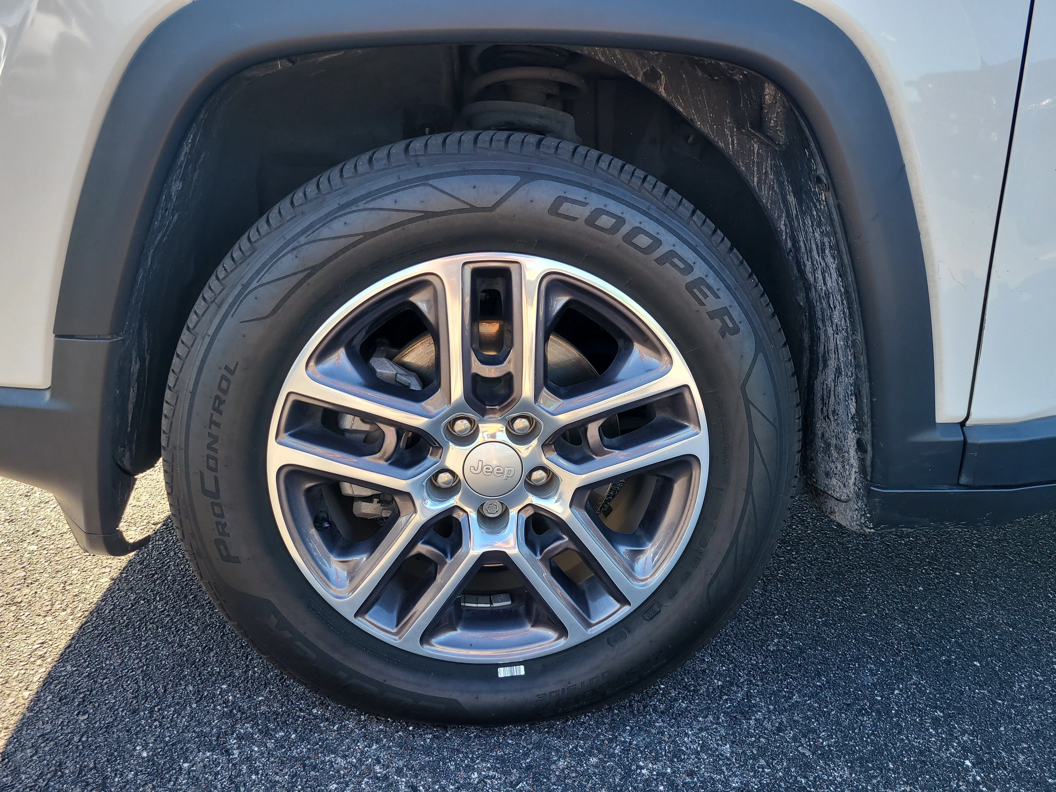 Used 2020 White Clearcoat Jeep Latitude image 9