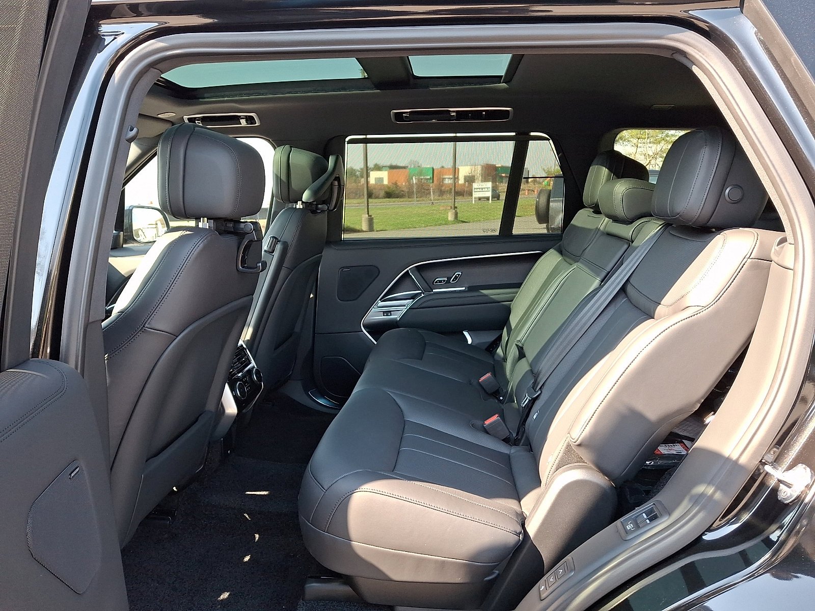 2026 Land Rover Range Rover SE - Photo 8