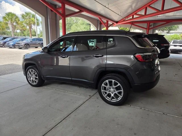 Used 2023 Gray Jeep Latitude Lux image 9