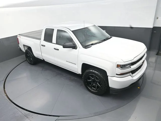Used 2016 White Chevrolet Custom image 12