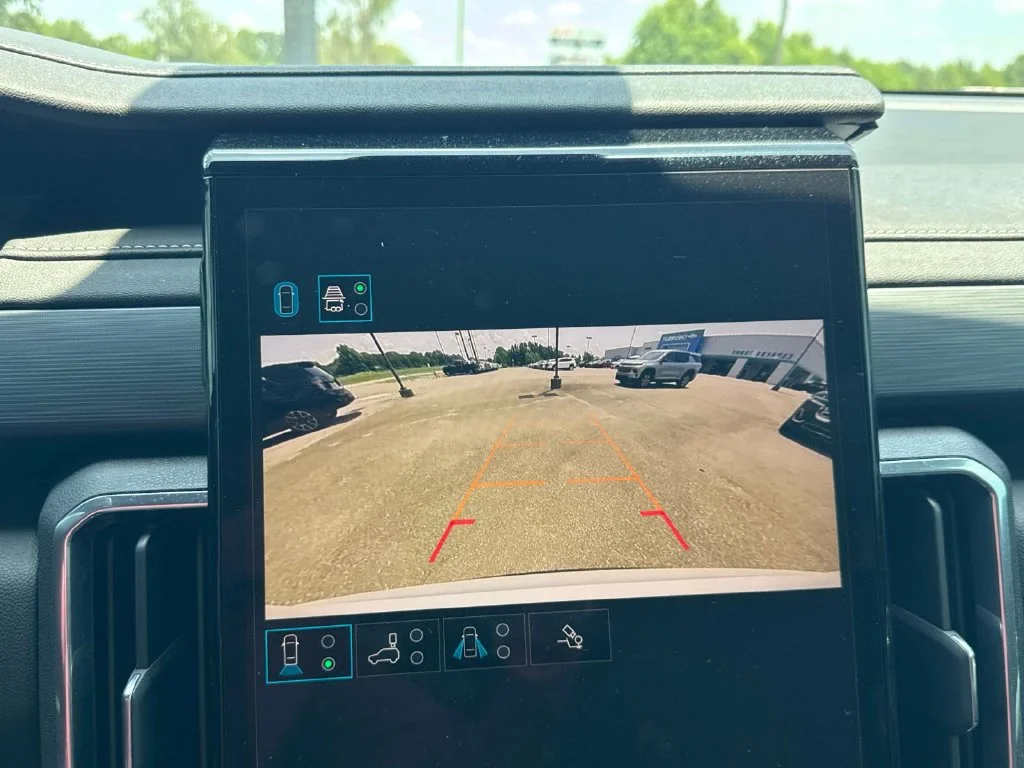 Used 2025 White GMC Elevation image 34