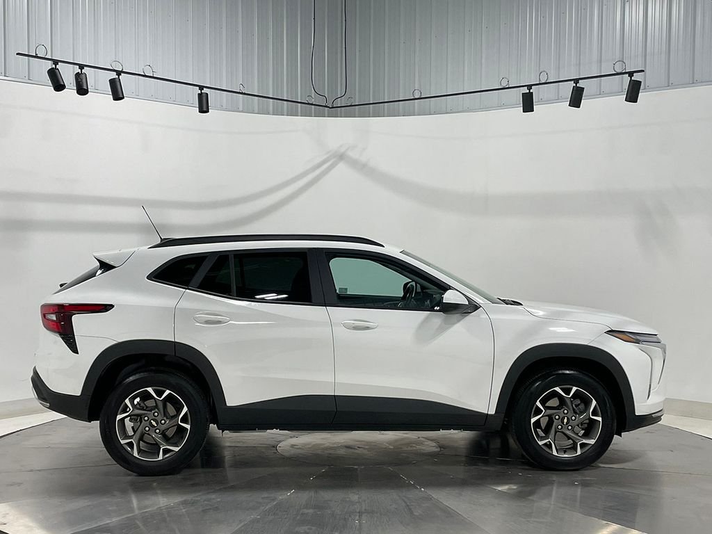 Used 2025 White Chevrolet LT image 10