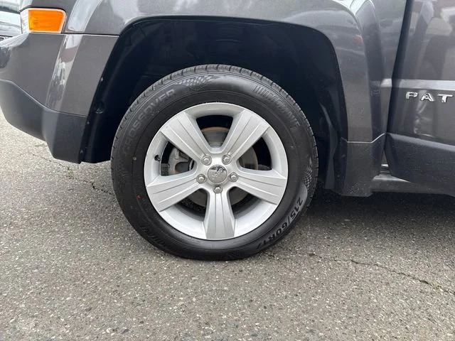 Used 2014 Granite Crystal Metallic Clearcoat Jeep Latitude image 26