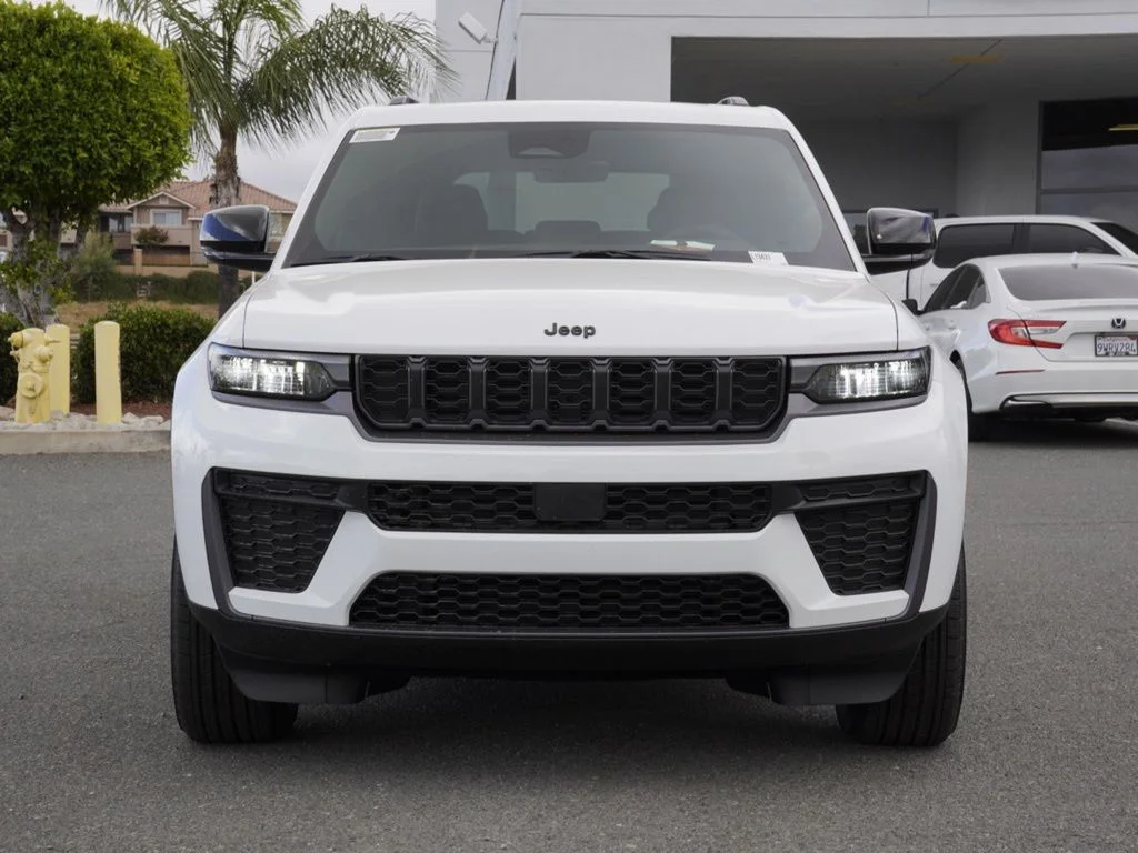 New 2026 Bright White Clear-Coat Exterior Paint Jeep Altitude image 9
