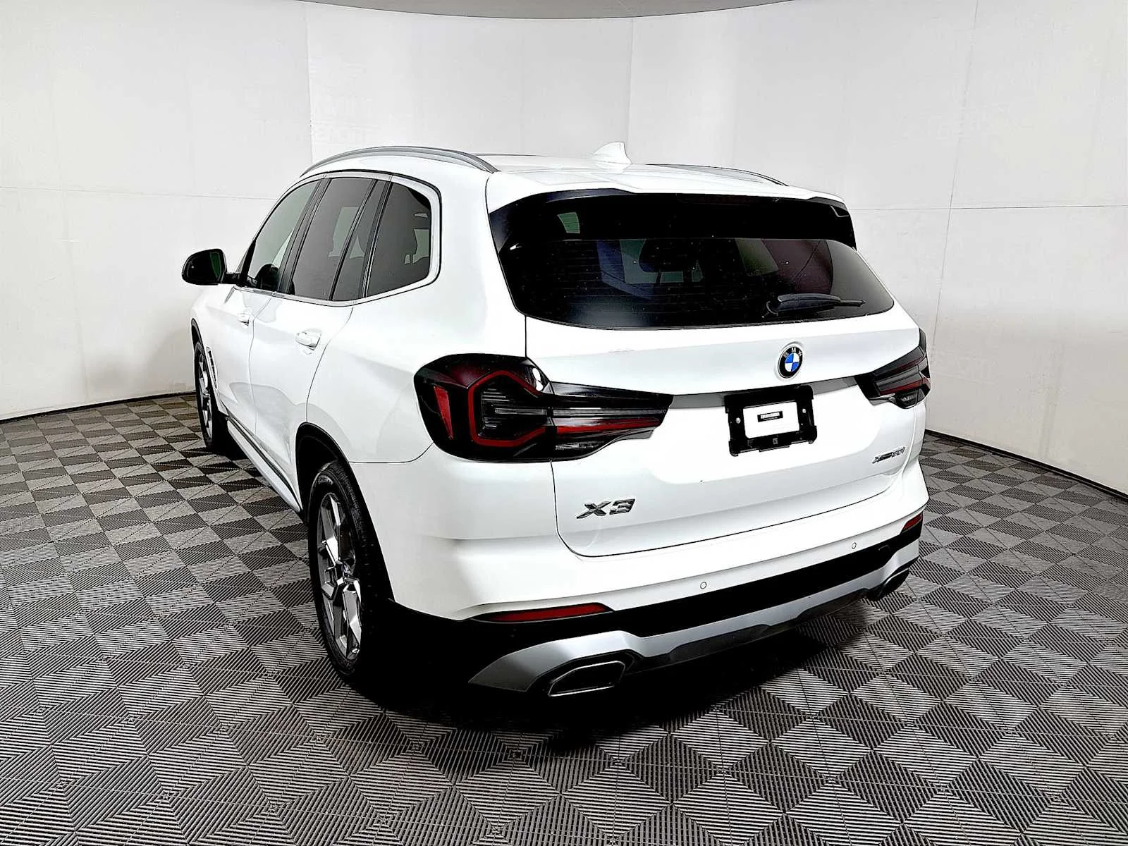 Used 2023 Alpine White BMW xDrive30i image 5