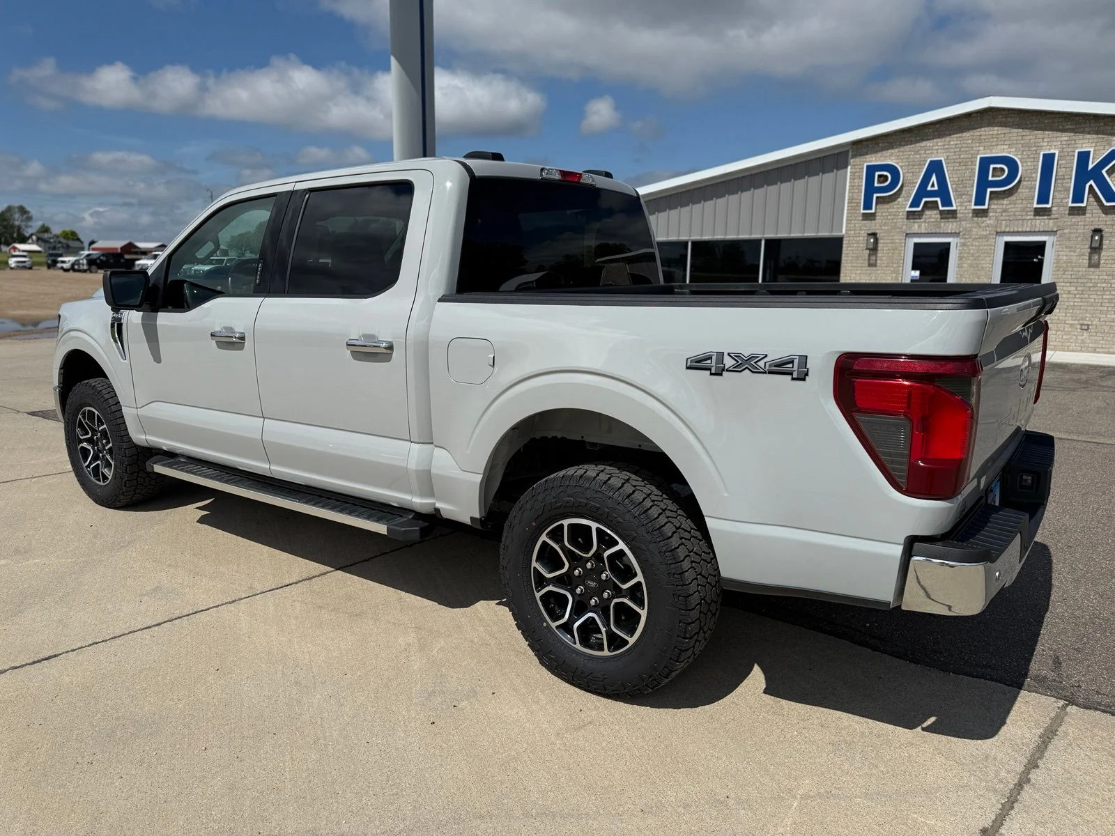 Certified Used 2024 Avalanche Ford XLT image 5