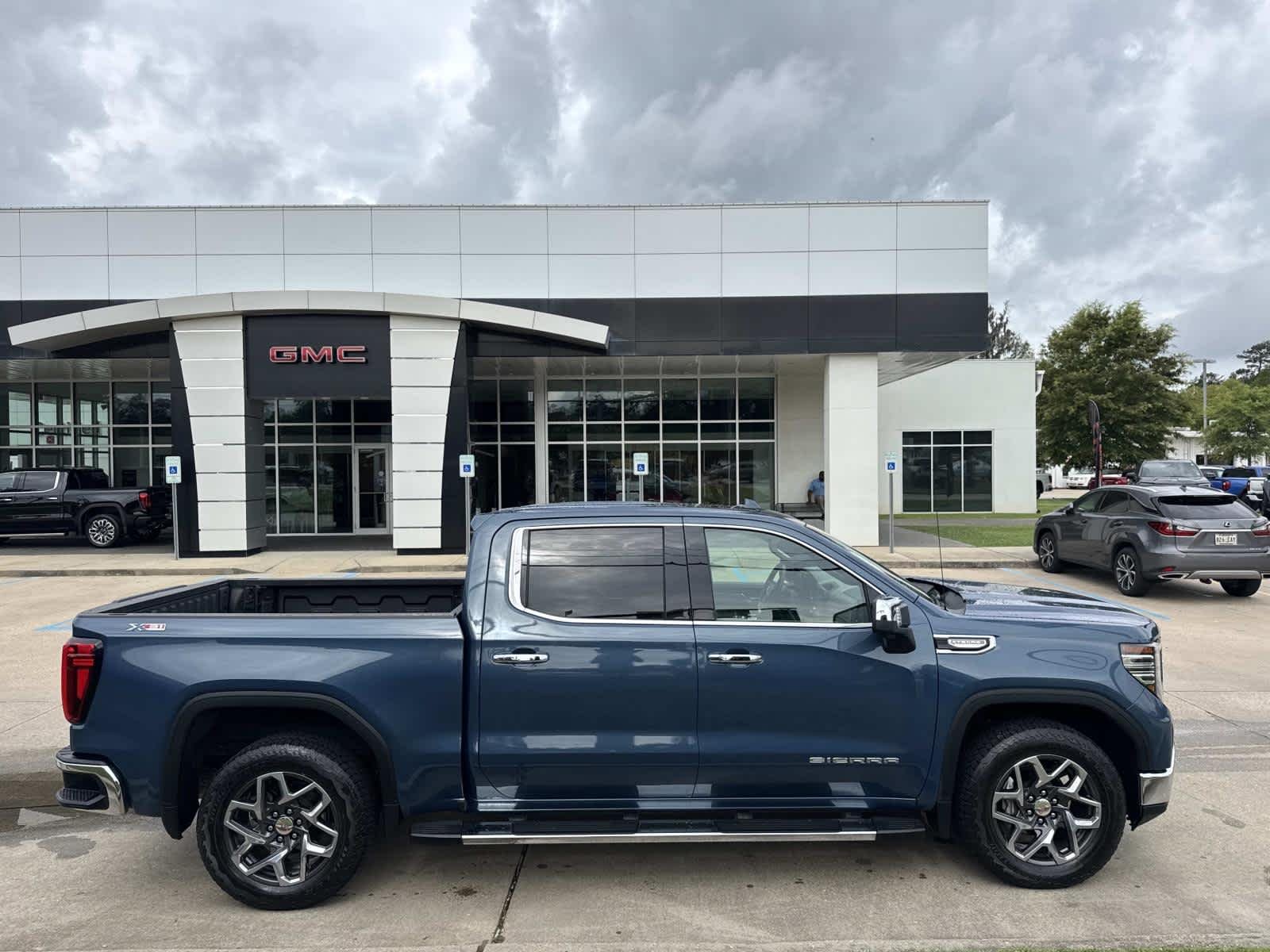 2024 GMC Sierra 4WD Crew Cab Short Box SLT's photo