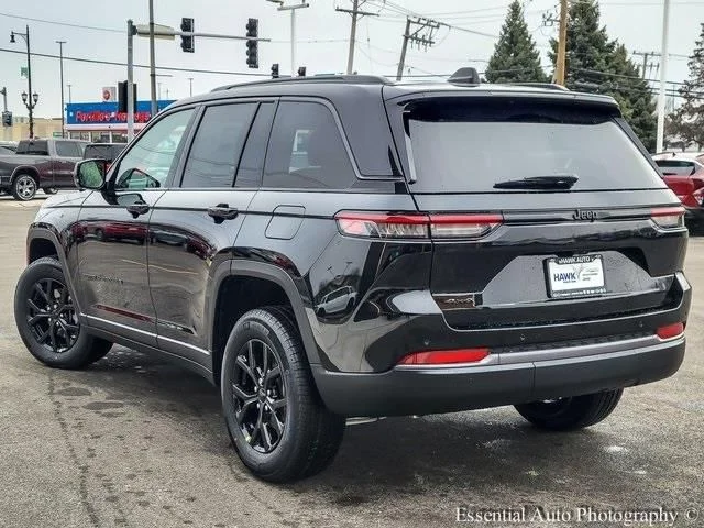 New 2026 Diamond Black Crystal Pearl-Coat Exterior Paint Jeep Altitude image 7