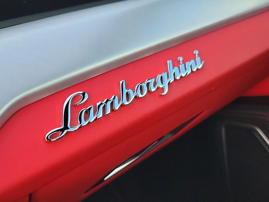 Used 2022 White Lamborghini Base image 33