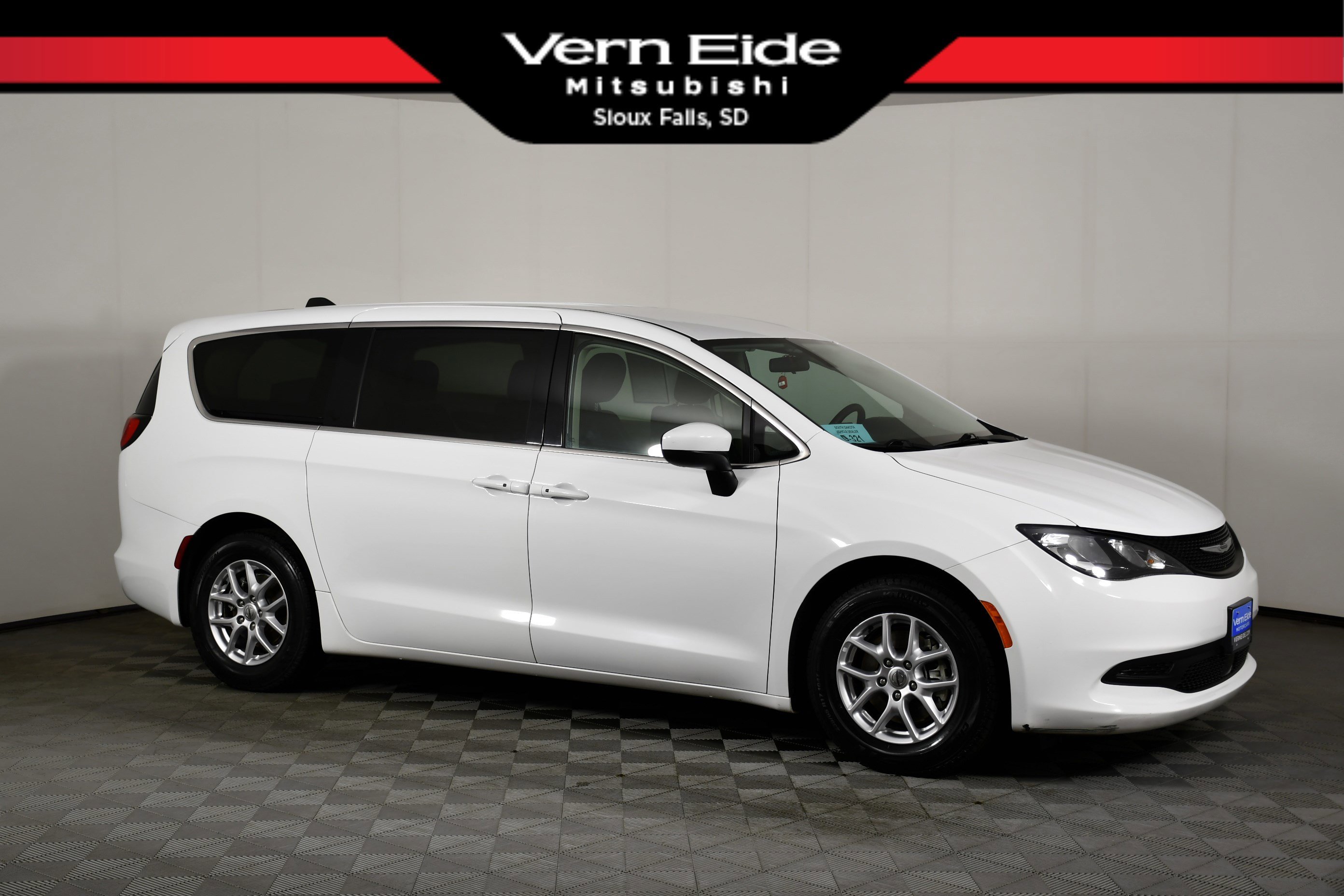 2022 Chrysler Voyager LX's photo