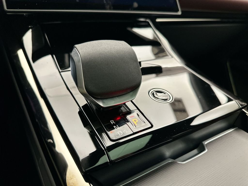 New 2026 Fuji White Land Rover Dynamic SE image 12