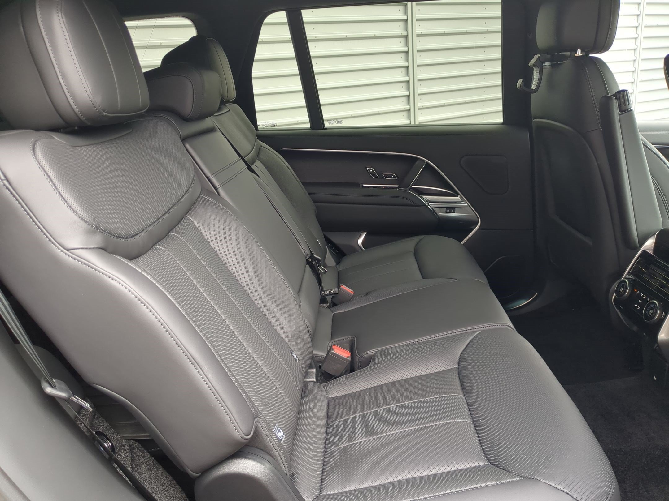New 2026 Carpathian Grey Land Rover P400 SE LWB 7 Seat image 31