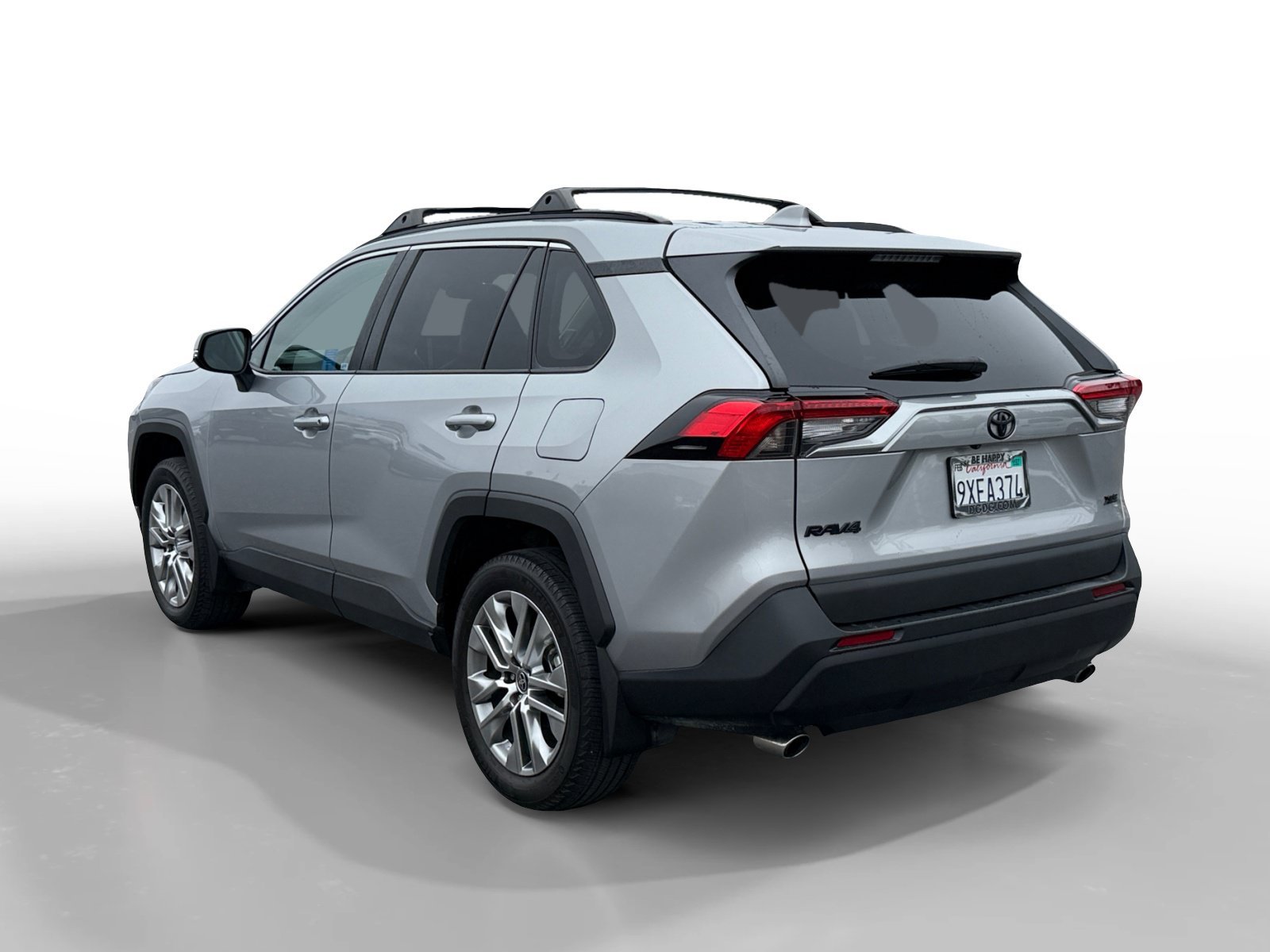 Used 2024 Silver Sky Metallic Toyota XLE Premium image 3
