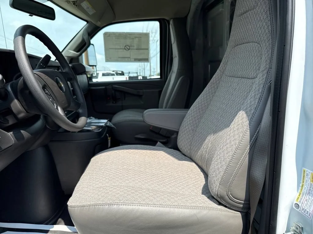 New 2025 Summit White Chevrolet 1WT image 10