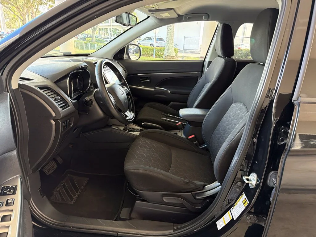 Used 2020 Black Mitsubishi  image 6