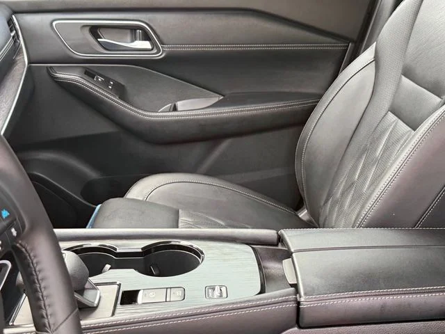Used 2025 Gold Nissan Platinum image 13