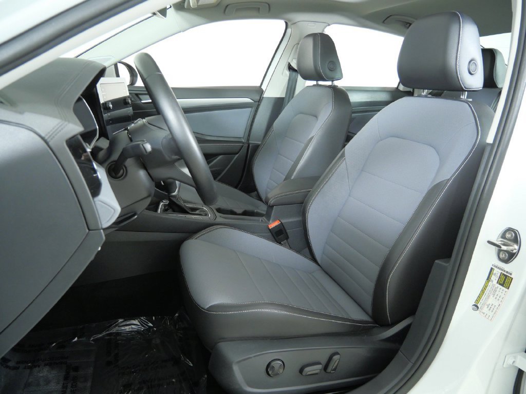 Used 2025 White Volkswagen 1.5T SE image 33