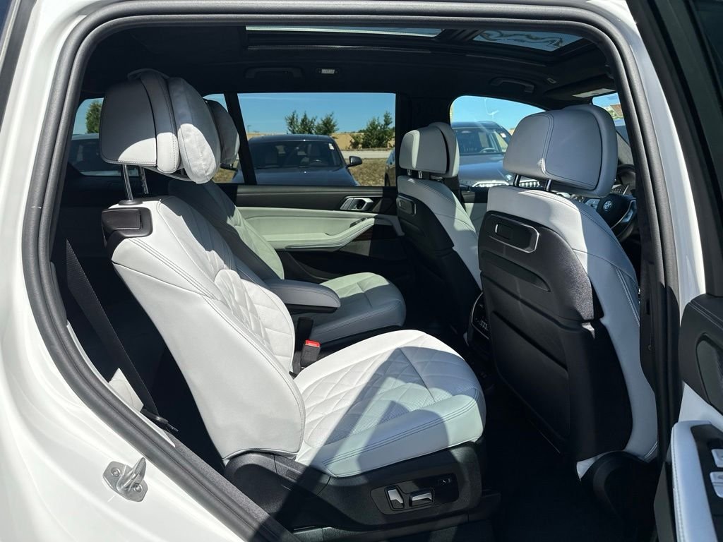 Used 2026 Mineral White Metallic BMW xDrive40i image 24